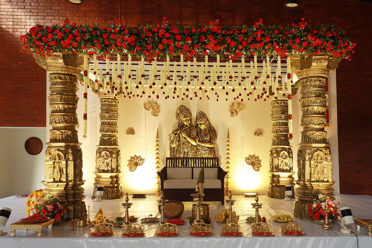 Traditional Kerala temple wedding couple in Guruvayur